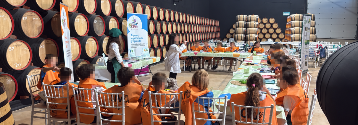 Taller educativo para escolares entre barricas de vino en la Bodega Carpe Diem