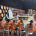 Taller educativo para escolares entre barricas de vino en la Bodega Carpe Diem