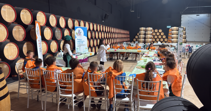 Taller educativo para escolares entre barricas de vino en la Bodega Carpe Diem
