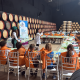 Taller educativo para escolares entre barricas de vino en la Bodega Carpe Diem
