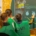 Un monitor explica a los escolares el panel de la Feria de la Vendimia de Mollina en el CIVA