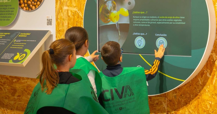 Un monitor explica a los escolares el panel de la Feria de la Vendimia de Mollina en el CIVA
